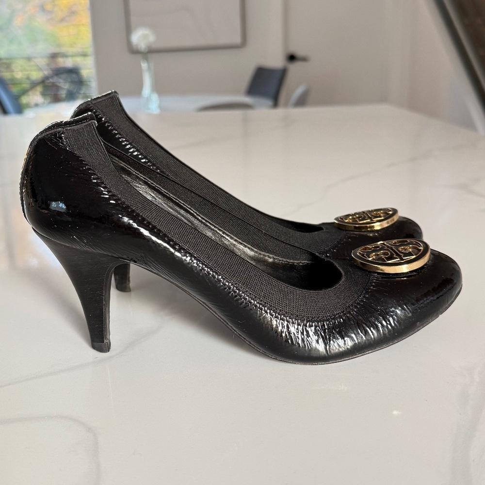 Tory Burch Caroline Patent Pumps with Gold Logo - 6.5